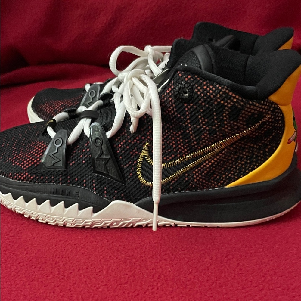 Kyrie Irvin Kyrie 7 rayguns size  4 y